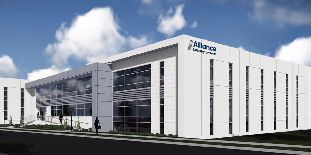 Budova spoločnosti Alliance Laundry Systems s logom na fasáde a presklenou vstupnou časťou