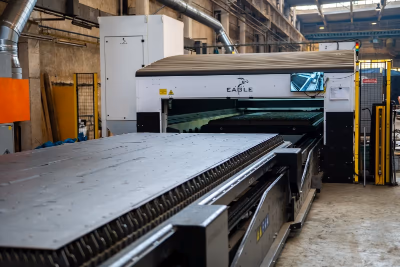 Laserové řezací centrum Eagle s vysunutým paletovým stolem ve výrobní hale
