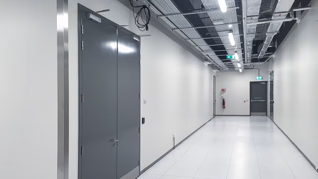 Dvoukřídlé ocelové protipožární dveře v chodbě moderní budovy